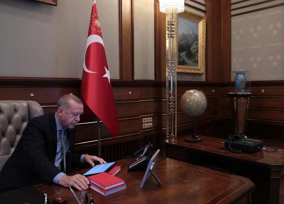 Erdogan menace de laisser les refugies syriens affluer en europe\
