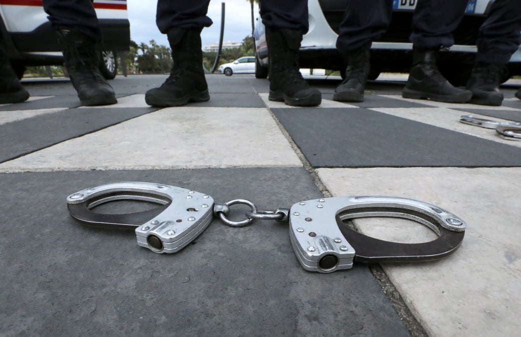 France: les policiers restent autorises a utiliser la "cle d'etranglement"