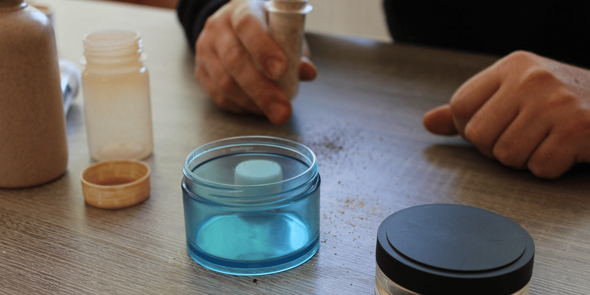 Contrairement au plastique d'origine fossile, les matériaux biosourcés sont biocompostables via des réseau de collecte.