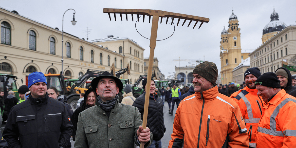 Les agriculteurs allemands participent a une manifestation contre la reduction des subventions fiscales accordees aux vehicules