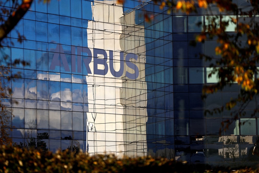 Le logo d'airbus a elancourt