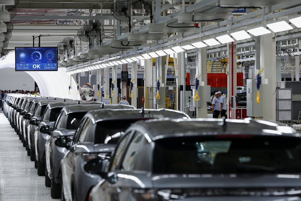 Des voitures electriques sont photographiees a l'interieur l'usine de byd a rayong, en thailande