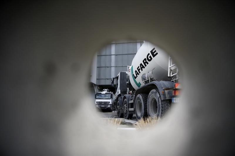 Lafarge, deuxieme plus forte baisse du cac 40 a mi-seance