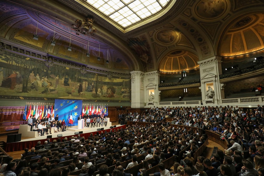 Macron invite les jeunes polonais a organiser des debats sur l'europe