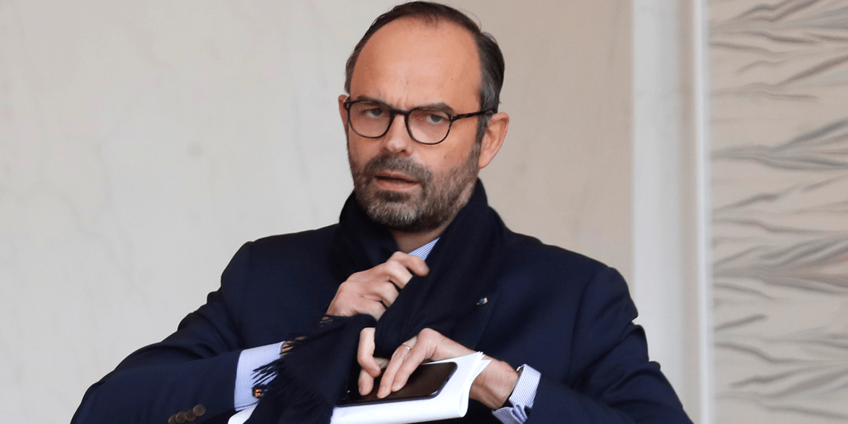 Les cotes de macron et philippe en baisse