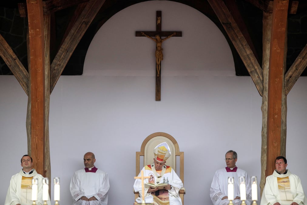Le pape invite roumains et hongrois de souche a "vivre ensemble"