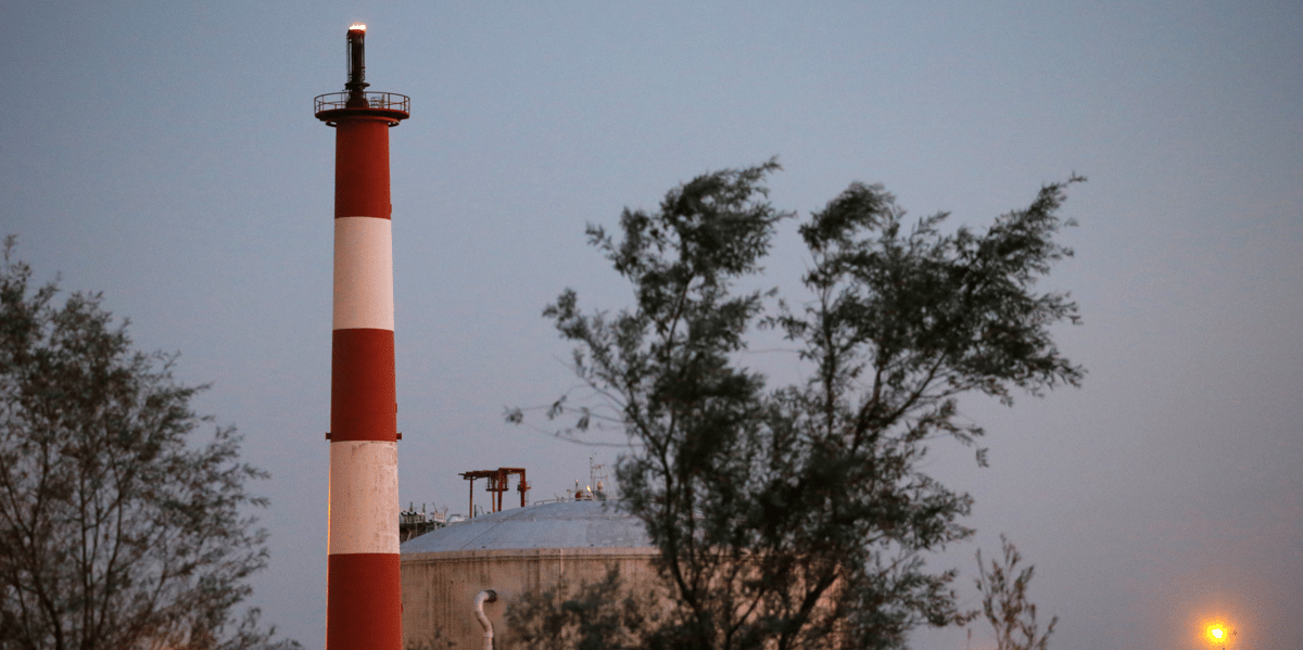 Une flamme brûle en haut d'une cheminée devant un terminal de stockage de méthane au Port de Nantes Saint-Nazaire à Montoir-de-Bretagne