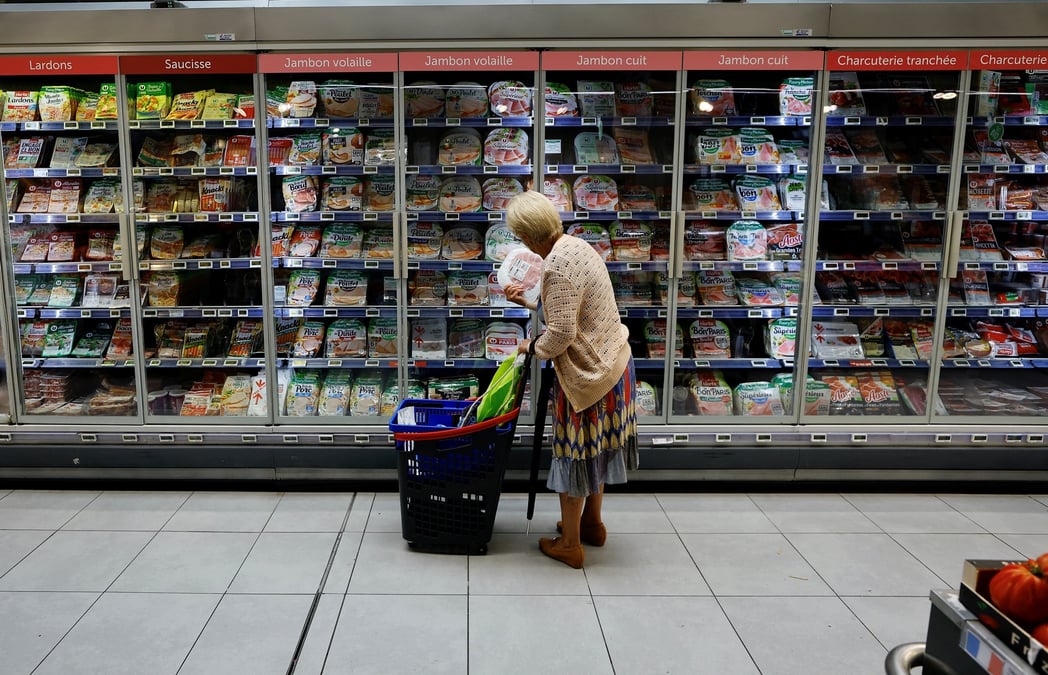 Photo d'une femme qui fait ses courses dans un supermarche a nice