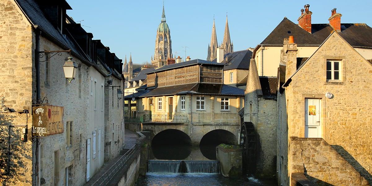 Vue de la cité médiévale de Bayeux depuis le Pont de la Place aux pommes,
au-dessus de l’Aure.