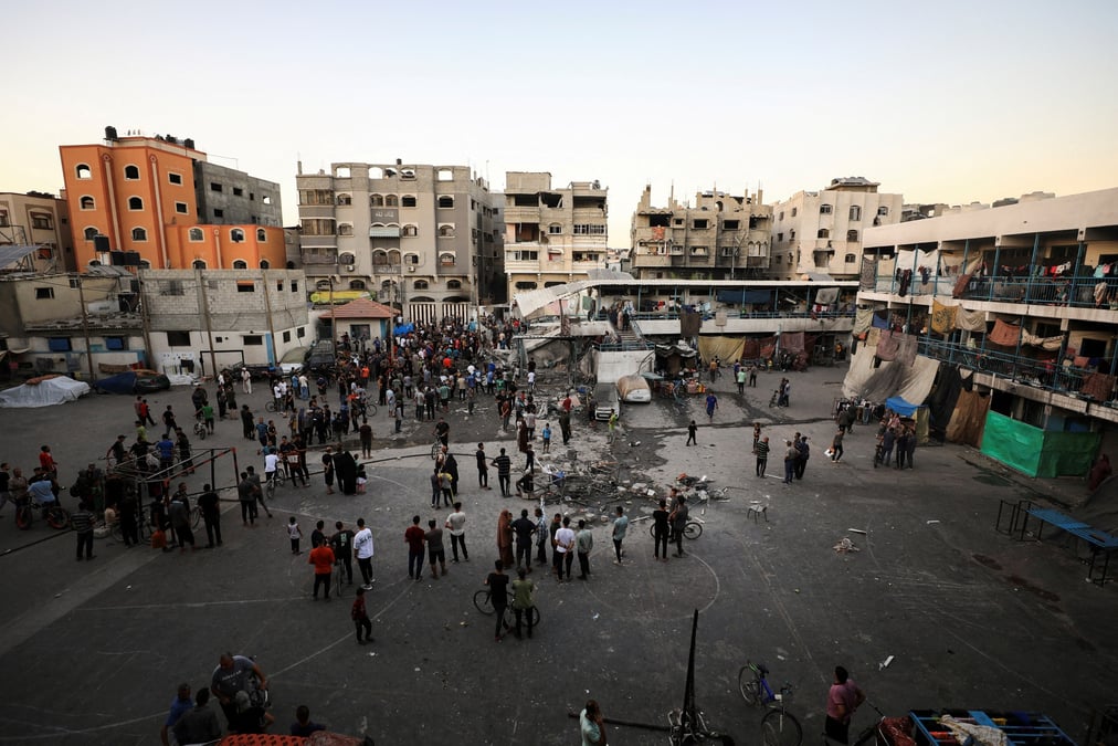 Des palestiniens se rassemblent devant une ecole de l'onu abritant des personnes deplacees, a la suite d'une frappe israelienne, dans le cadre du conflit entre israel et le hamas, dans la ville de gaza.