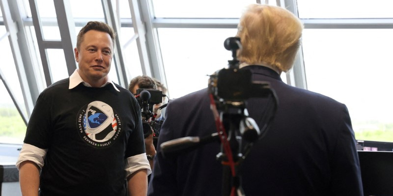 Elon Musk (à gauche) avec l'ancien président américain Donald Trump (de dos).