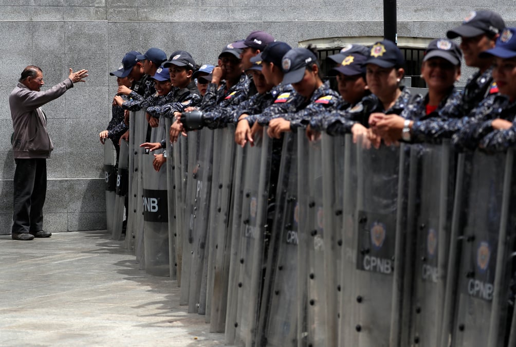 Venezuela: des deputes de l'opposition interdits d'acces au parlement