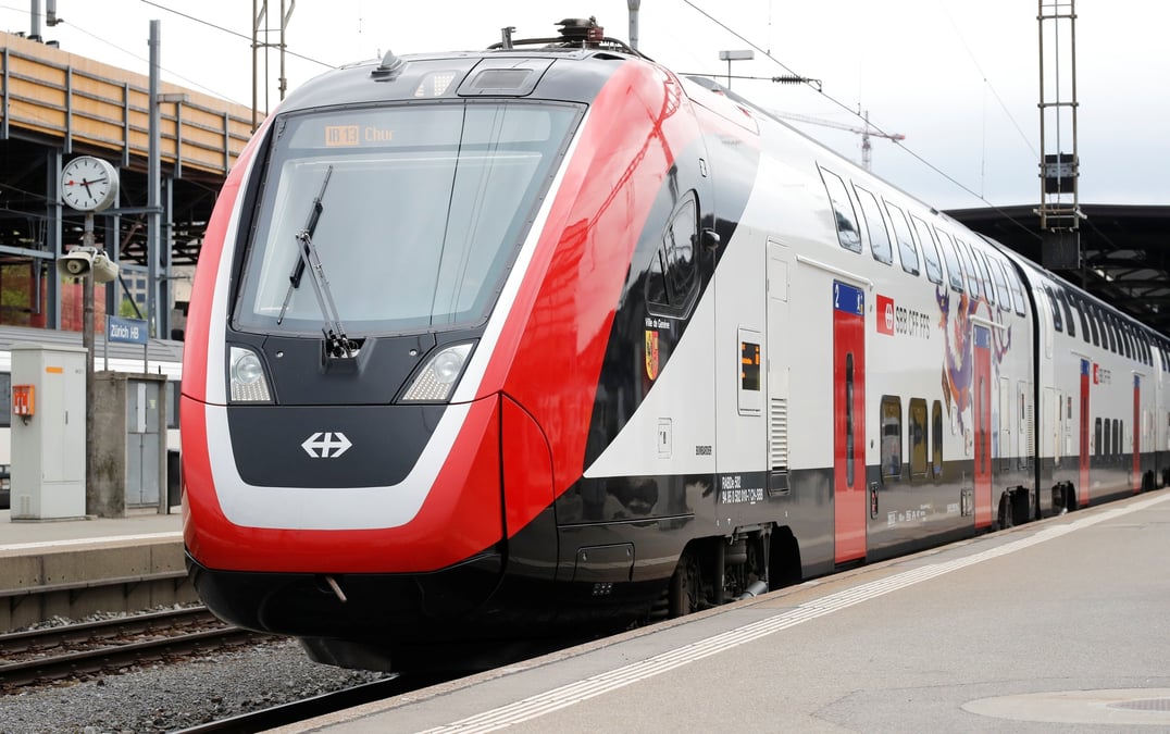 Exemple de la production récente de sa branche de matériel ferroviaire, le train à double étage Bombardier FV-Dosto "Ville de Genève" de l'opérateur ferroviaire suisse CFF en gare de Zurich (Suisse), le 29 avril 2019.