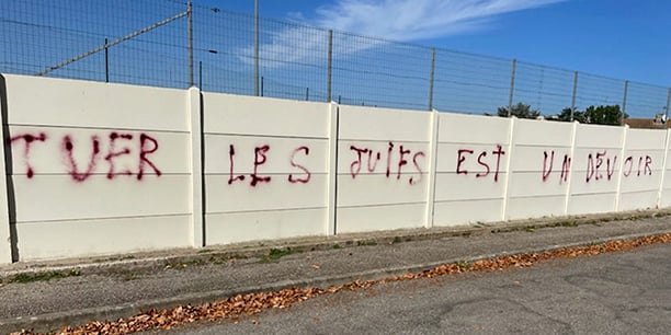 Tag antisémite sur l’enceinte du stade Jean-Claude-Mazet à Carcassonne (Aude) dimanche 8 octobre, au lendemain de l’attaque terroriste du Hamas.