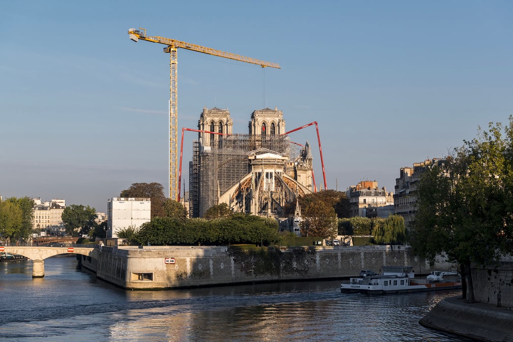 Dès le lendemain de l’incendie survenu en avril 2019, Joly location s’est engagée dans la reconstruction de Notre-Dame de Paris