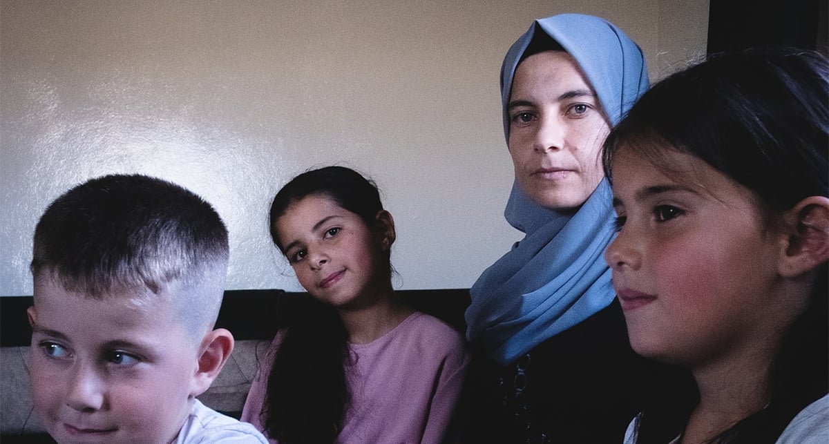 Il y a sept ans, Hiba (au centre) a été arrêtée par le régime de Bachar al-Assad avec sa mère, (à sa droite), Soukeina Jbawi.