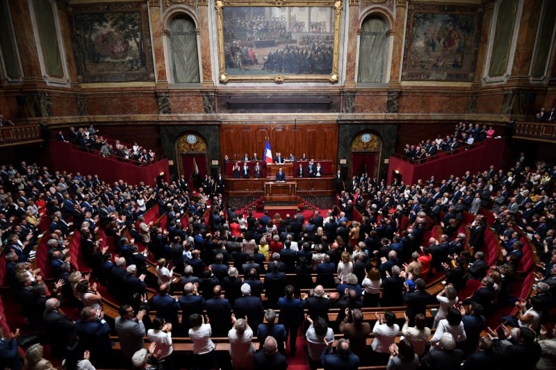 Le congres de versailles sous le feu de l'opposition