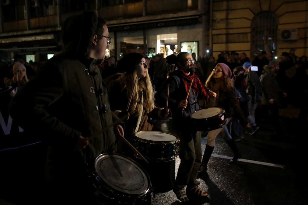 Manifestation a belgrade contre l'agression d'un opposant