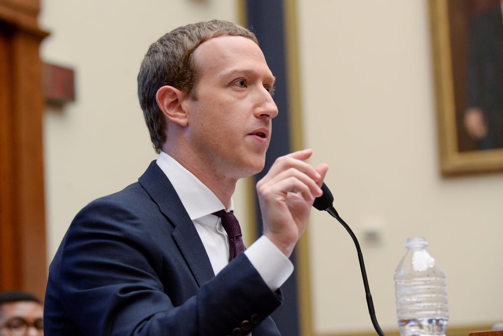 Zuckerberg defend les objectifs de facebook, critique au congres us