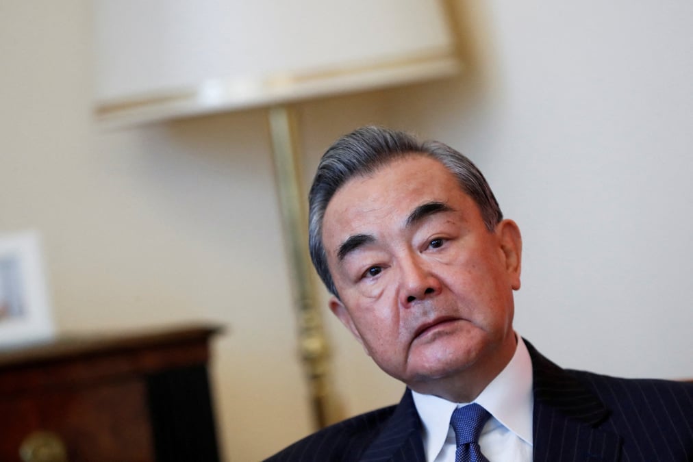 Le directeur du bureau de la commission centrale des affaires etrangeres de la chine, wang yi, rencontre le ministre hongrois des affaires etrangeres, peter szijjarto, a budapest