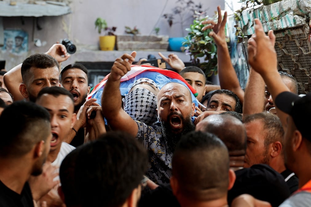 Funerailles de deux palestiniens tues lors d'un raid israelien, a tulkarem