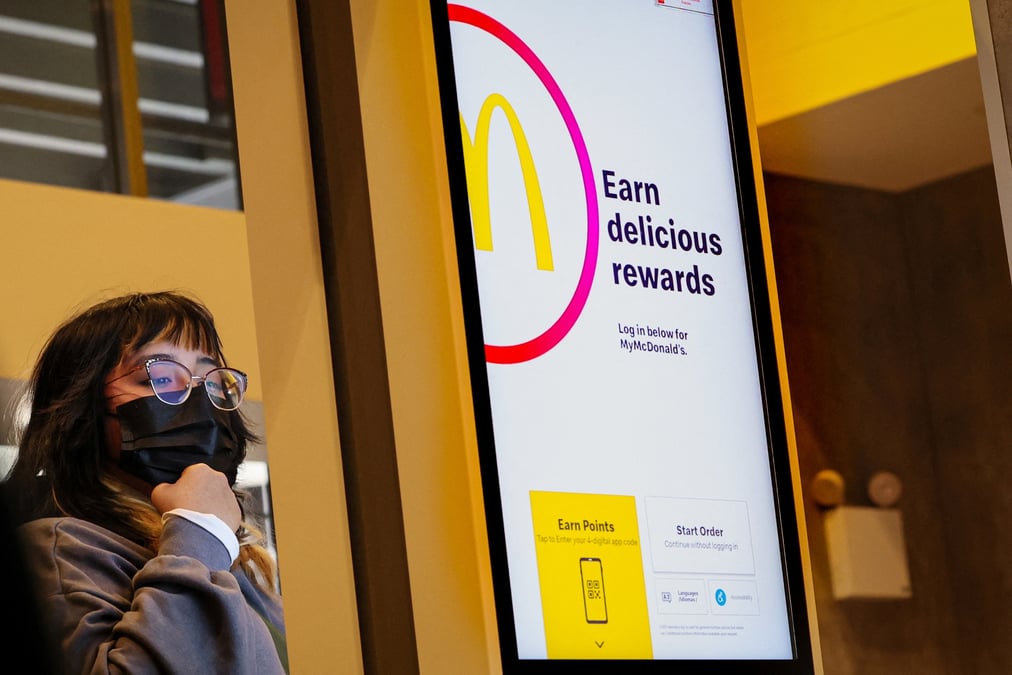 Une borne libre-service dans un restaurant mcdonalds a new york