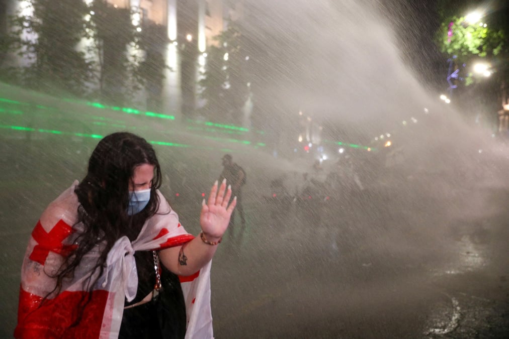Une manifestante a tbilisi en georgie