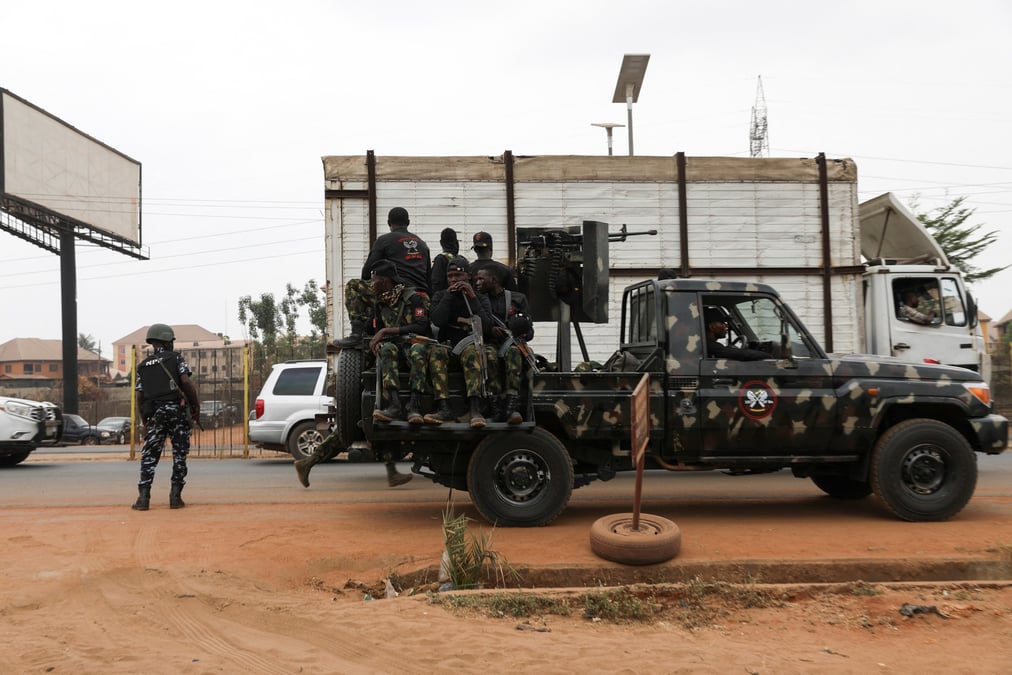 Des officiers de l'armee nigeriane devant la banque centrale du nigeria (cbn)