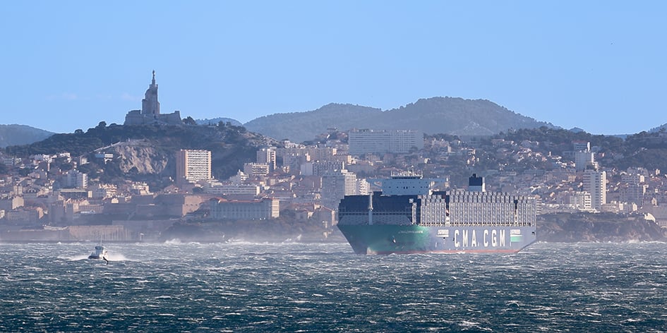Le navire CMA CGM Palais Royal, passant dans le port de Marseille.