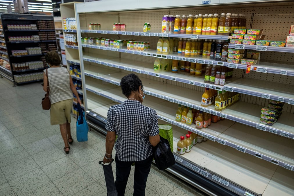 Un client dans un supermarche a shoelcher, martinique