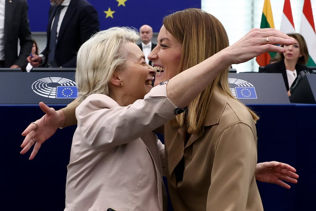 La presidente de la commission europeenne ursula von der leyen et la presidente du parlement europeen roberta metsola apres un vote approuvant la nouvelle commission europeenne