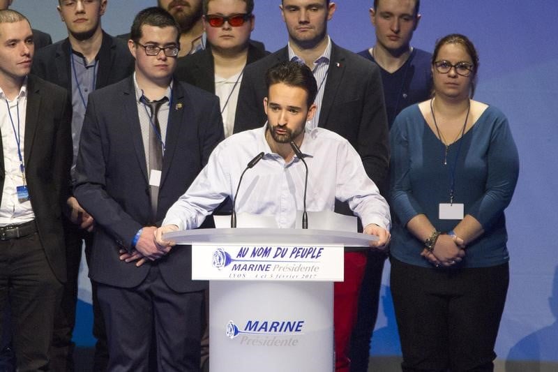 Un assistant de le pen suspendu du fn en plein congres