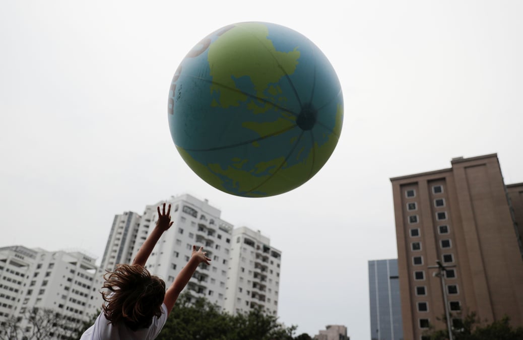 Climat: macron invite les jeunes a "l'action collective"