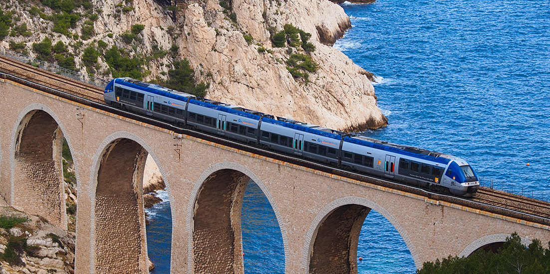Le viaduc de Niolon, près de Marseille. La région Paca entend attribuer les lignes des TER à d’autres opérateurs.