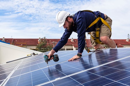 La loi ENR entend répondre à l'objectif fixé par Emmanuel Macron pour 2050 de multiplier par dix la capacité de production d'énergie solaire pour dépasser les 100 GW.