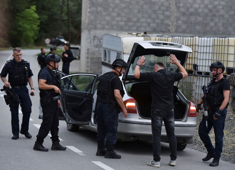 Des policiers patrouillent apres une fusillade sur la route menant au village de banjska