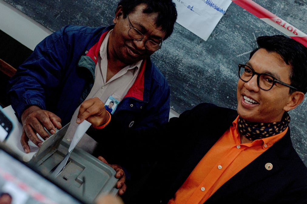 Le president sortant andry rajoelina dans dans un bureau de vote, a ambatobe