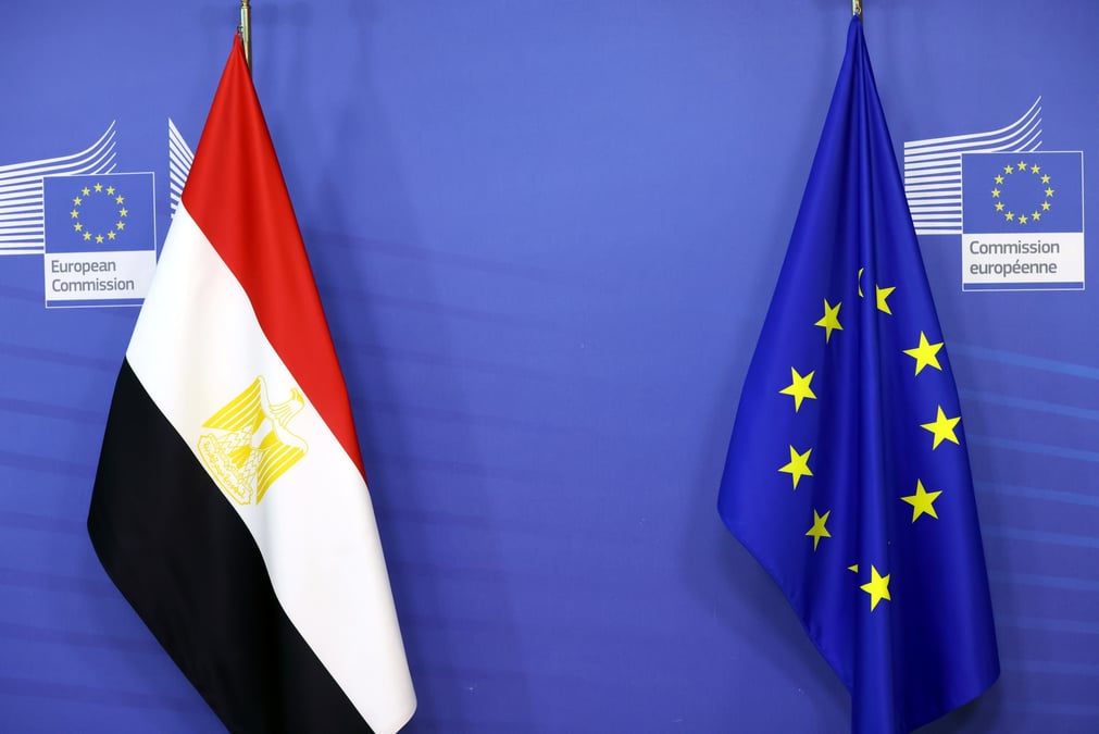 Les drapeaux de l'egypte et de l'union europeenne