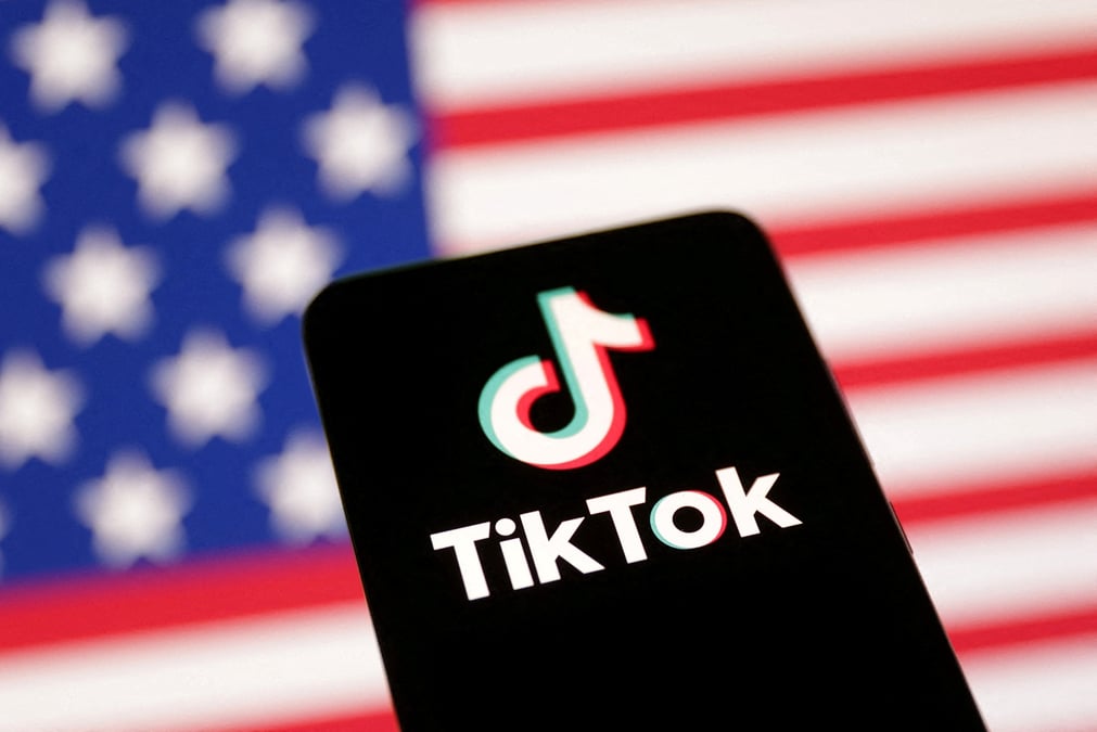 Sous le coup d'une loi votée en 2024, TikTok reste menacé d'interdiction aux États-Unis si sa maison mère, ByteDance, n'en abandonne pas le contrôle.