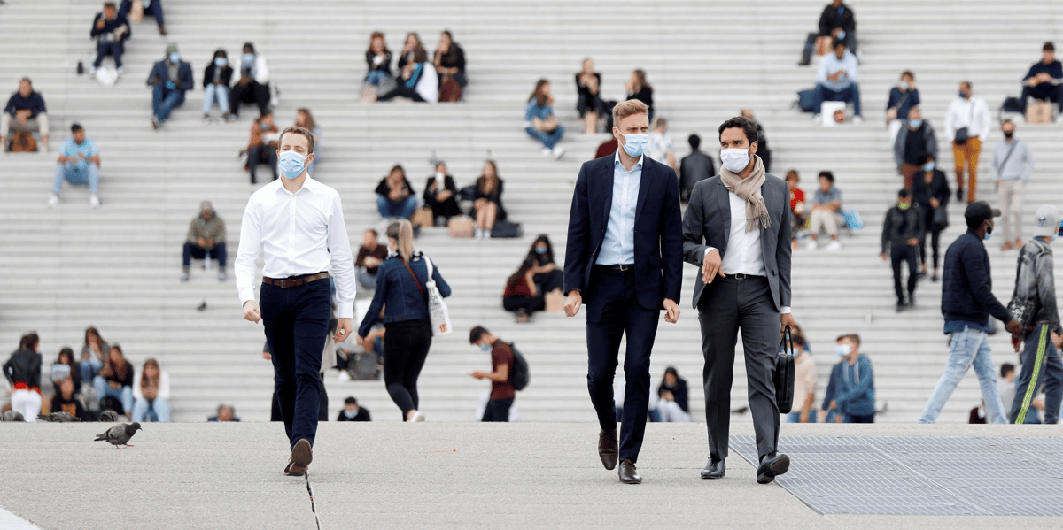 Coronavirus : des gens portant un masque marchent dans le quartier financier de La Défense à Nanterre, le 1er septembre 2020