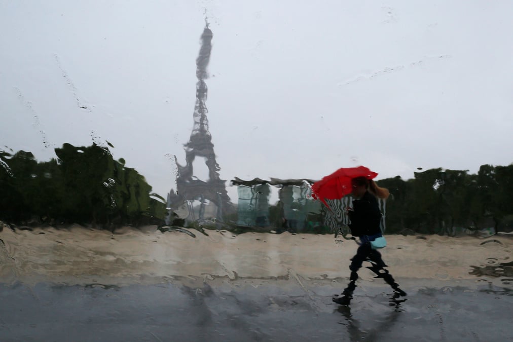 France: fortes pluies a paris, des stations de metros inondees