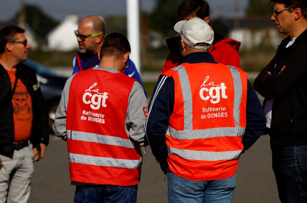 Des syndicalistes de la cgt devant la raffinerie totalenergies a donges
