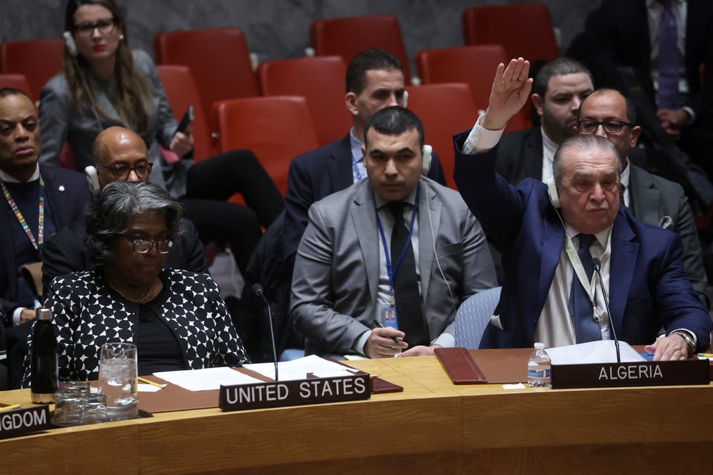 L'ambassadrice des etats-unis aupres des nations unies linda thomas-greenfield  (gauche) avec d'autres diplomates au conseil de securite des nations unies a new york. /prix photo le 20 fevrier 2024/reuters/mike segar