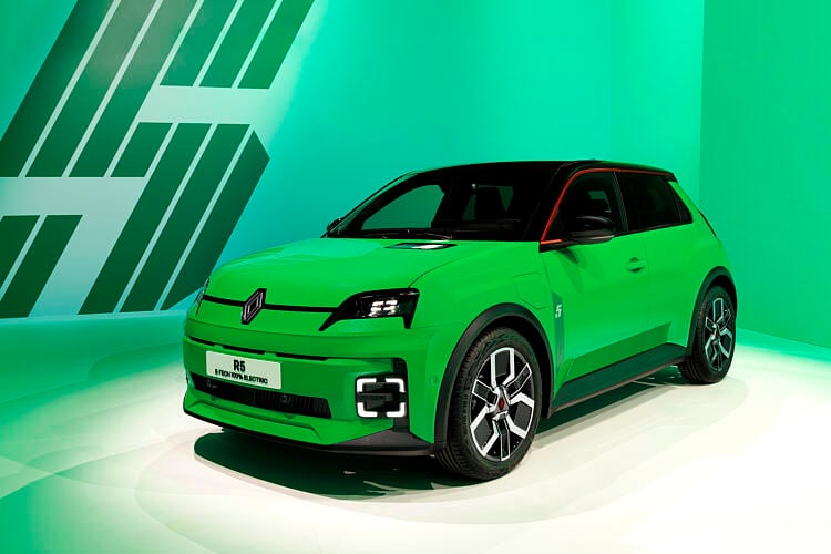 La R5 électrique sera proposée en version vert pop dans le tarif de base.