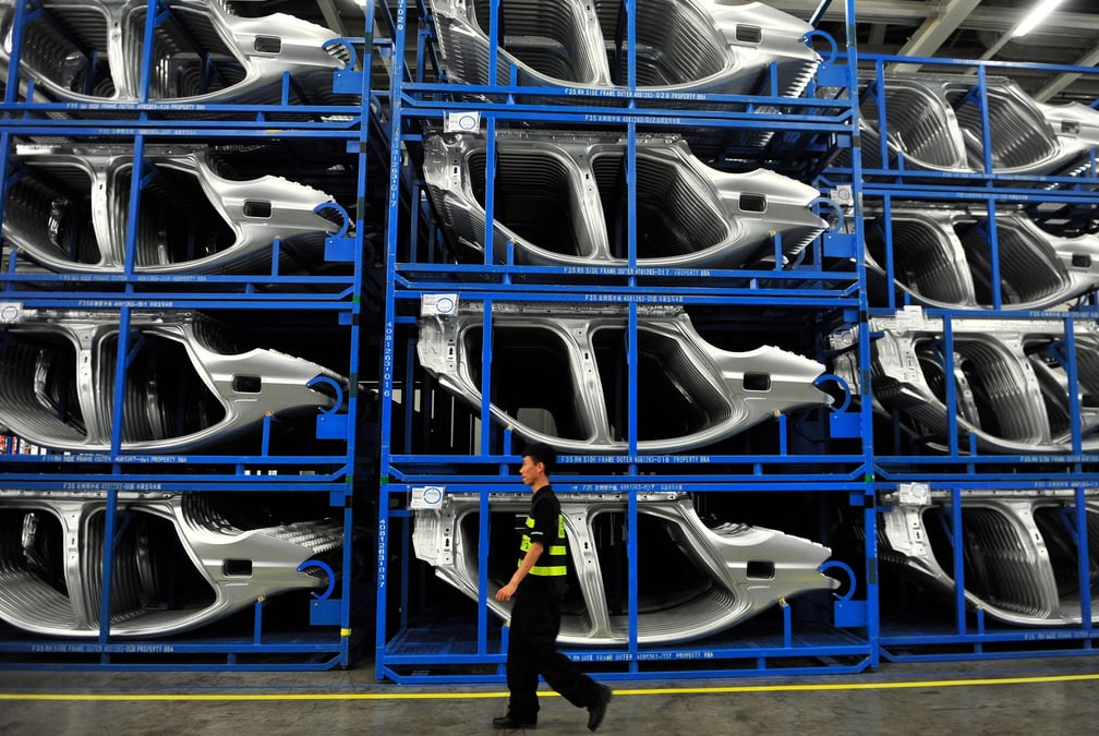 Un membre du personnel de securite dans une usine bmw a shenyang