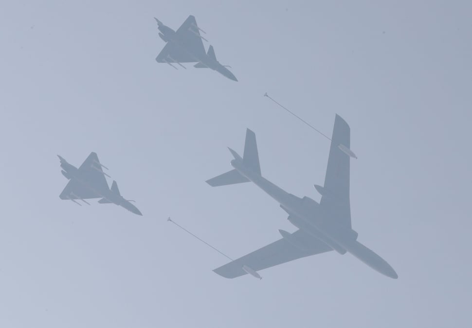 Des avions de l'armee de l'air de l'armee populaire de liberation (apl) chinoise