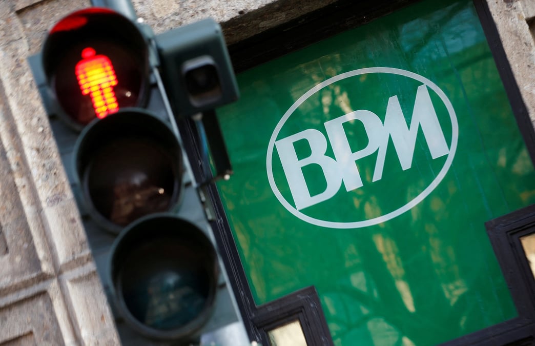 Le logo de la bpm est visible a l'exterieur de la banque dans le centre-ville de milan