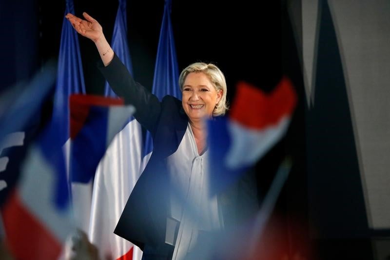 Marine le pen fustige l'"indecence" de valls