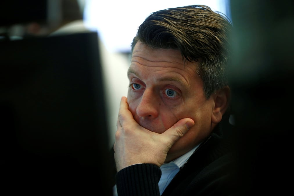 Bref decrochage sur les bourses europeennes dans des volumes reduits