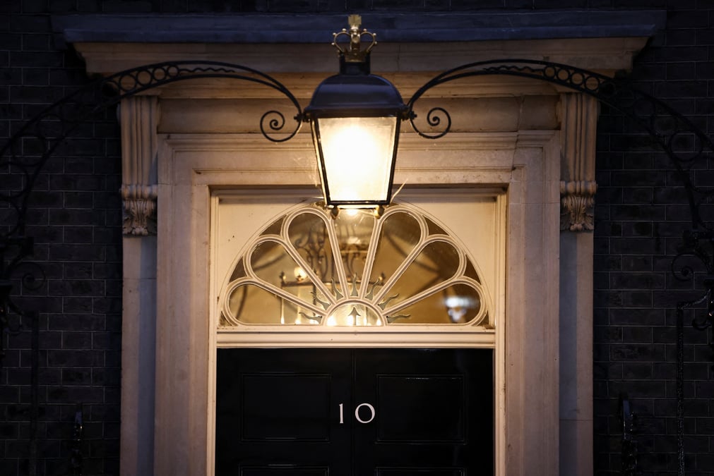 Grande-bretagne: la course a la succession de johnson commence, ses opposants exigent son depart